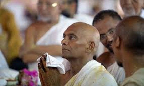 Bỏ tài sản hàng trăm triệu USD để... đi tu - 1