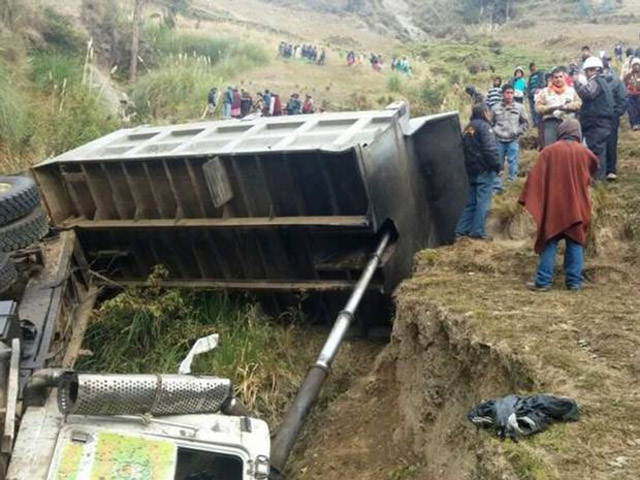 Peru: Xe tải chở học sinh lao xuống vực, 17 người chết - 1