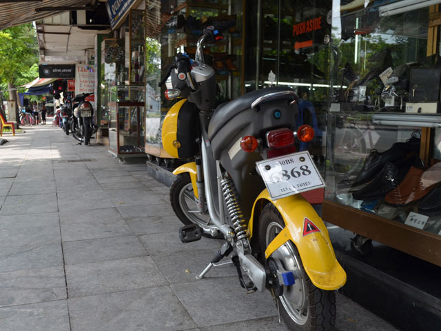 Người dân vô tư chế biển số cực độc cho… xe máy điện - 2