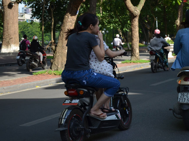 Người dân vô tư chế biển số cực độc cho… xe máy điện - 8