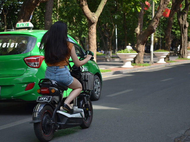 Người dân vô tư chế biển số cực độc cho… xe máy điện - 5