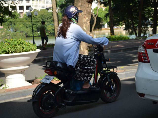 Người dân vô tư chế biển số cực độc cho… xe máy điện - 6