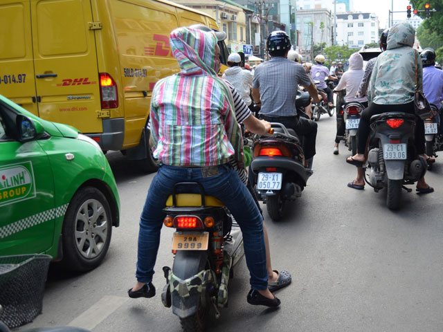 Người dân vô tư chế biển số cực độc cho… xe máy điện - 9