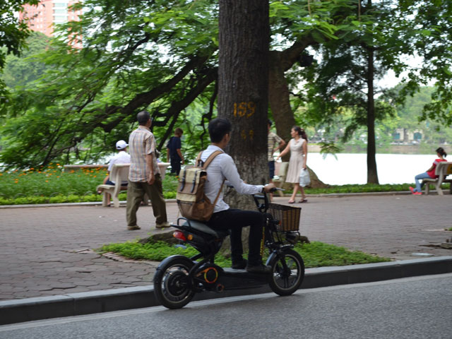 Người dân vô tư chế biển số cực độc cho… xe máy điện - 11