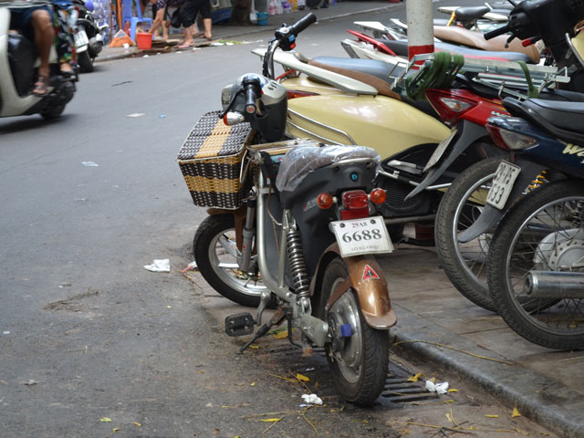 Người dân vô tư chế biển số cực độc cho… xe máy điện - 10