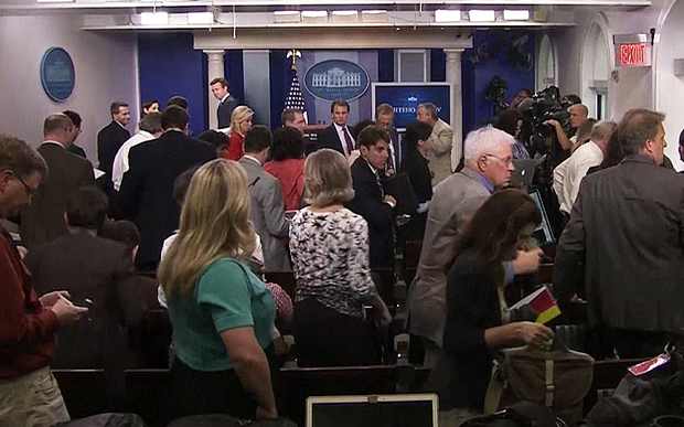 Phòng họp báo Nhà Trắng sơ tán vì bị đe dọa đánh bom - 1