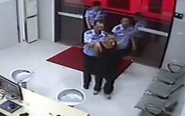 Video: Cảnh sát “dỏm” táo tợn xông vào đồn cứu bạn - 2