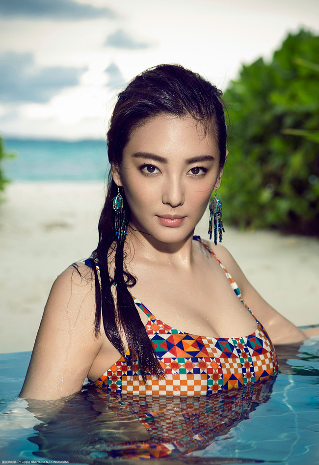 Nữ diễn viên Trương Vũ Kỳ trở thành cái tên được chú ý sau màn xuất hiện nóng bỏng trên thảm đỏ LHP Cannes. 