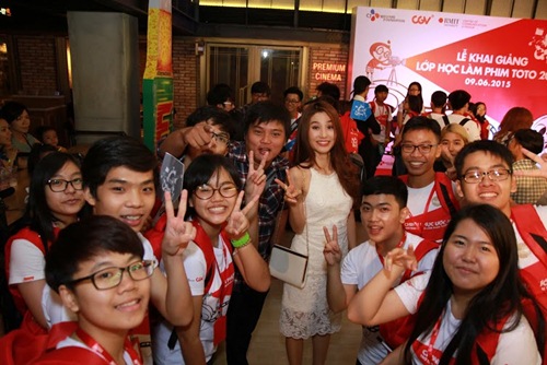 /Uploaded/phamhuuthanh/2015_06_11/QGDT1433992624-team-diem-my.jpg Hiếu Nguyễn, Kathy Uyên mặc "đồ đôi" đi dạy làm phim - 7