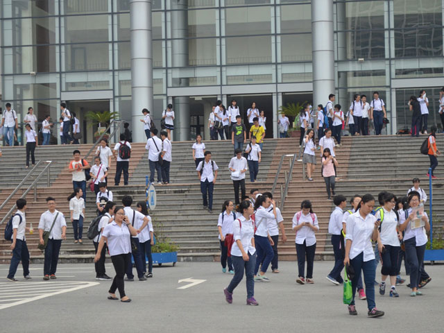 Đề thi Toán vào lớp 10 ở Hà Nội: Hình học “làm khó” thí sinh - 1