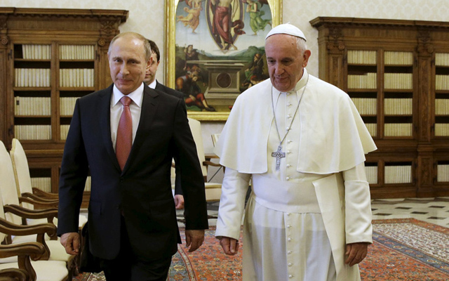 Ông Putin lại trễ hẹn, Giáo hoàng phải đợi một giờ - 1