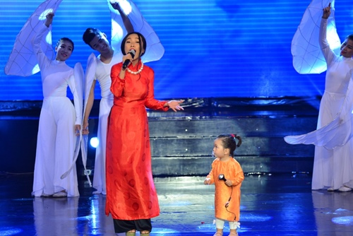 Đoan Trang lần đầu mang con gái 1 tuổi lên sân khấu - 2