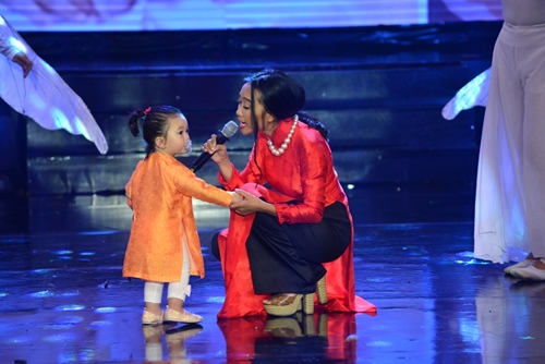 Đoan Trang lần đầu mang con gái 1 tuổi lên sân khấu - 1