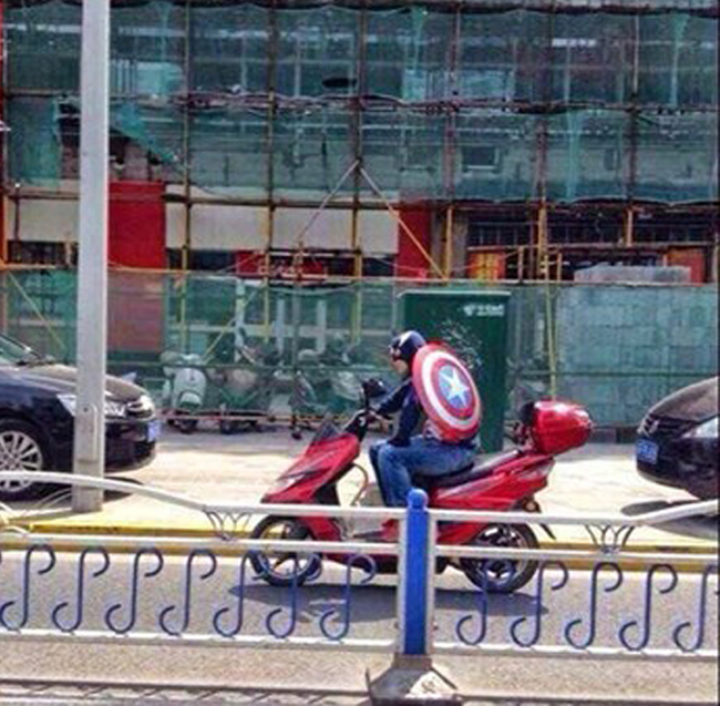 Captain America dạo chơi trên phố.
