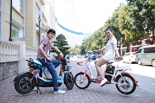 Xe đạp điện Ngọc Hà tặng 300 triệu đồng cho khách hàng - 1