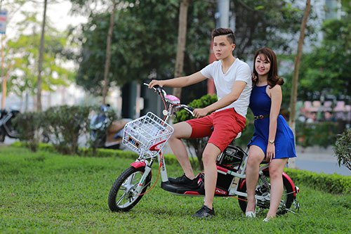 Xe đạp điện Ngọc Hà tặng 300 triệu đồng cho khách hàng - 2