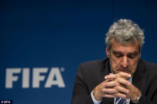 Vạ miệng, “cánh tay phải” của Blatter bị sa thải - 1