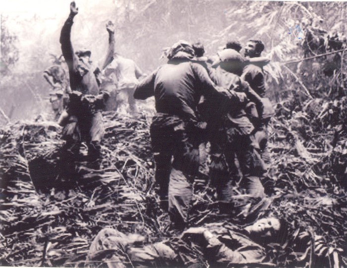 Nhìn lại chiến tranh Việt Nam qua những bức ảnh của AP - 19
