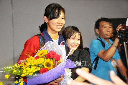 Ánh Viên về nước trong "vòng vây" của fan tối 12/6 - 8