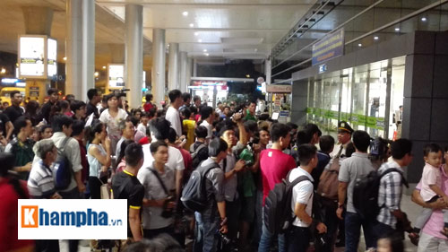 Ánh Viên về nước trong "vòng vây" của fan tối 12/6 - 11