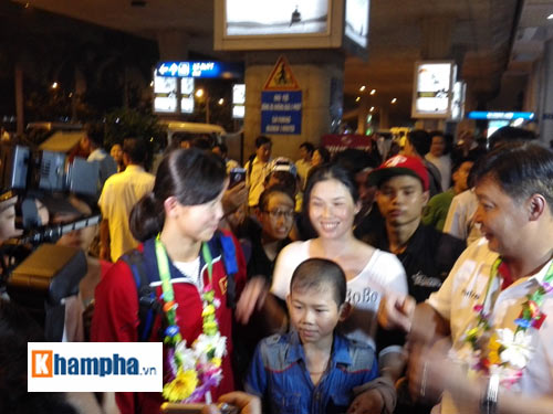 Ánh Viên về nước trong "vòng vây" của fan tối 12/6 - 12