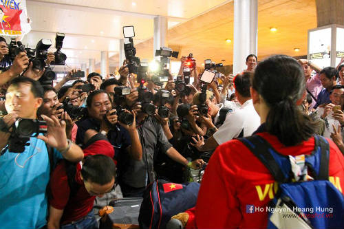 Ánh Viên về nước trong "vòng vây" của fan tối 12/6 - 9