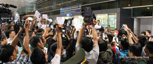 Ánh Viên về nước trong "vòng vây" của fan tối 12/6 - 10