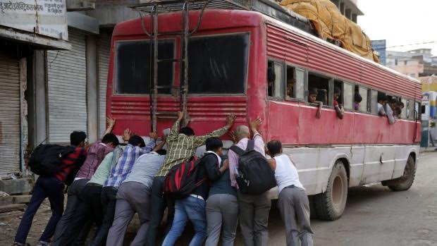 Ấn Độ: Xe bus mắc vào dây điện cao thế, 16 người chết - 1