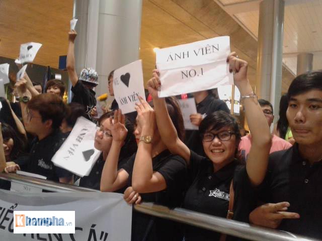 Ánh Viên về nước trong "vòng vây" của fan tối 12/6 - 5