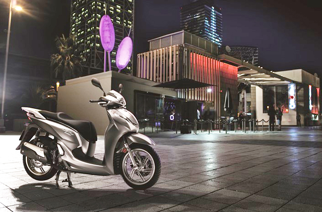 Hãng Honda vừa chính thức trình làng mẫu xe tay ga cao cấp Honda SH300i 2016, bổ xung cho các phiên bản SH 125i và SH 150i hiện hành. Đây cũng là chiếc scooter đầu tiên đạt chuẩn khí thải Euro 4.
