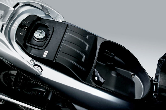 Honda SH300i ABS 2016 sẽ được phân phối tại thị trường Italia với 6 màu khác nhau cùng với nhiều tùy chọn đi kèm như cốp chứa đồ 35L phía sau với màu riêng, kính chắn gió Polycarbonnate, thanh chắn gió bên yếm, tay lái sưởi ấm, công nghệ chống trộm.
