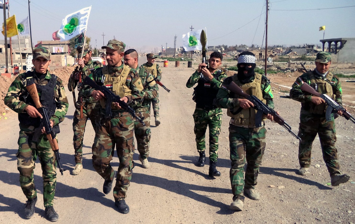 Chống IS, binh lính Iraq dựa cả vào dân quân - 1