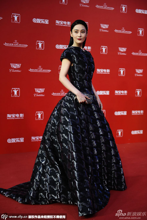 Khoe ngực khủng, Liễu Nham "soán ngôi" Phạm Băng Băng - 7