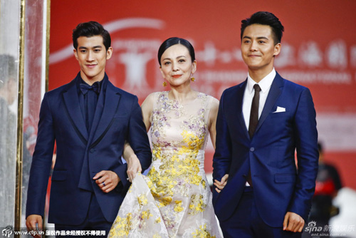 Khoe ngực khủng, Liễu Nham "soán ngôi" Phạm Băng Băng - 6