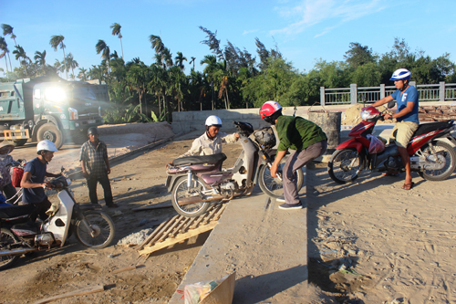 Ảnh: Liều mạng qua cầu đang thi công dở ở Quảng Nam - 2