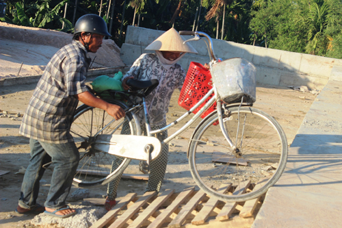 Ảnh: Liều mạng qua cầu đang thi công dở ở Quảng Nam - 4