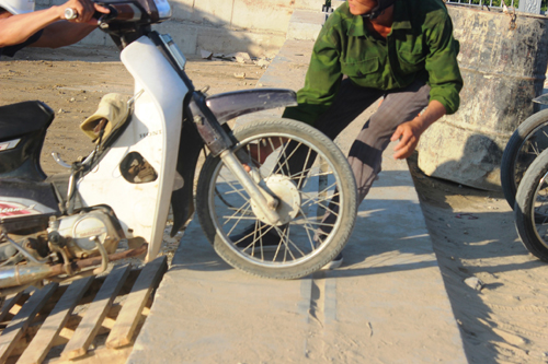 Ảnh: Liều mạng qua cầu đang thi công dở ở Quảng Nam - 3