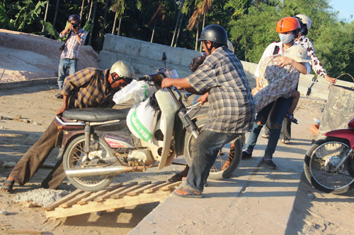 Ảnh: Liều mạng qua cầu đang thi công dở ở Quảng Nam - 9