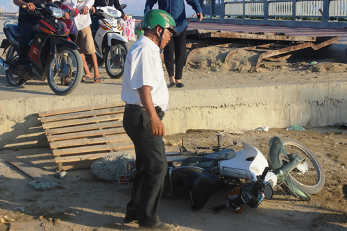 Ảnh: Liều mạng qua cầu đang thi công dở ở Quảng Nam - 8