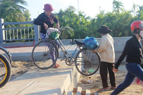 Ảnh: Liều mạng qua cầu đang thi công dở ở Quảng Nam - 7