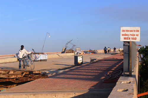 Ảnh: Liều mạng qua cầu đang thi công dở ở Quảng Nam - 6