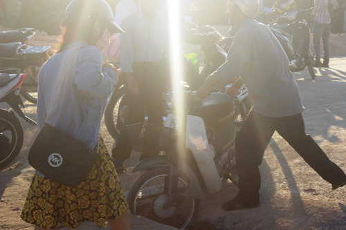 Ảnh: Liều mạng qua cầu đang thi công dở ở Quảng Nam - 10