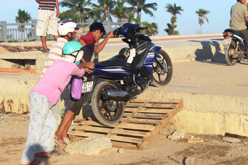 Ảnh: Liều mạng qua cầu đang thi công dở ở Quảng Nam - 12