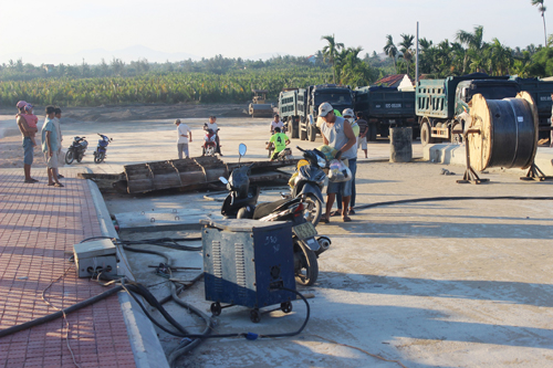 Ảnh: Liều mạng qua cầu đang thi công dở ở Quảng Nam - 13