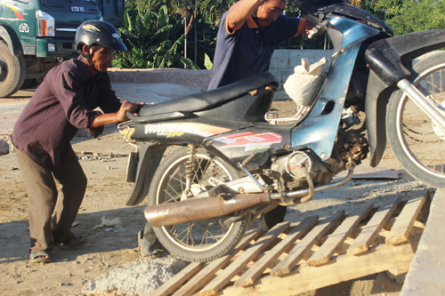 Ảnh: Liều mạng qua cầu đang thi công dở ở Quảng Nam - 14