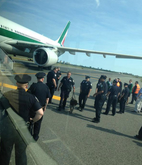 Mỹ: Cảnh sát vây kín máy bay vì đe dọa đánh bom - 1