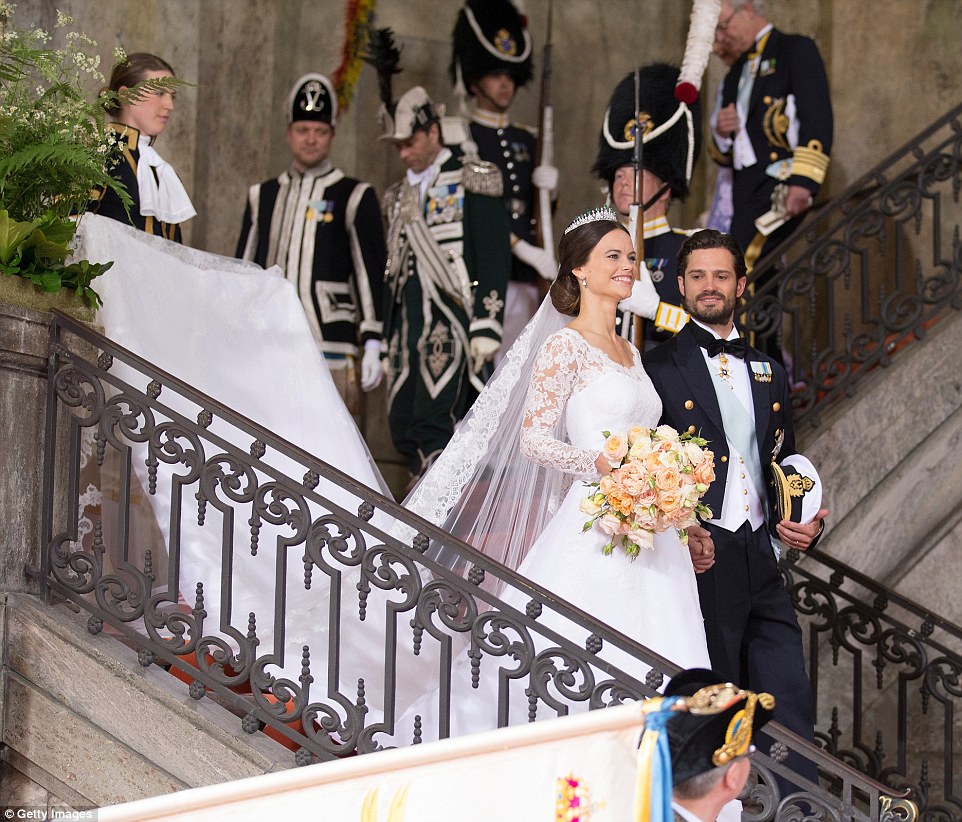 Hôn lễ được tổ chức tại Nhà thờ bên trong Cung điện Hoàng gia Thụy Điển ở thủ đô Stockholm. Hãng tin BBC bình luận, đây là lần đầu tiên một thường dân Thụy Điển trở thành công nương nước này sau nhiều thế kỷ. 