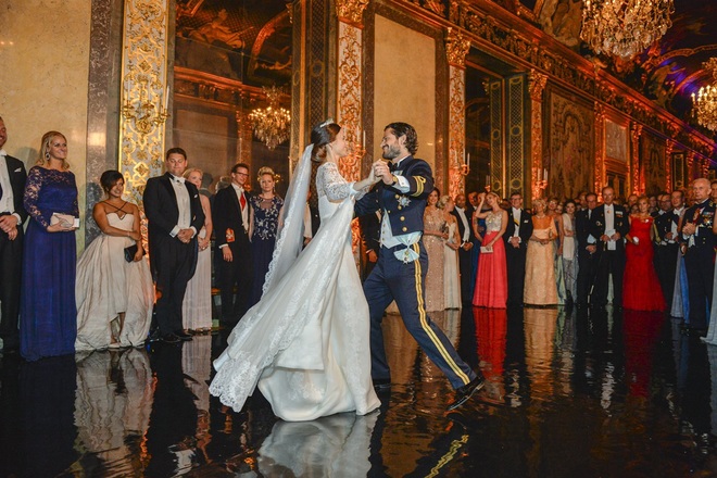 Tuy nhiên, bất chấp dư luận, tình yêu giữa hoàng tử Philip và người mẫu Hellqvist đã vượt qua mọi sóng gió và đâm hoa kết trái. Dần dần, Hoàng gia cũng chấp nhận mối quan hệ của 2 người và lễ cưới chính thức giữa Hoàng tử Philip với người bạn gái lâu năm đã diễn ra ngày 13.6.