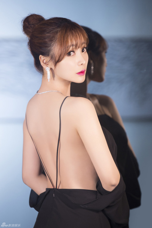 Liễu Nham "hút" mọi ánh nhìn vì quá đỗi sexy - 1