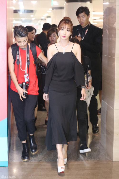 Liễu Nham "hút" mọi ánh nhìn vì quá đỗi sexy - 7